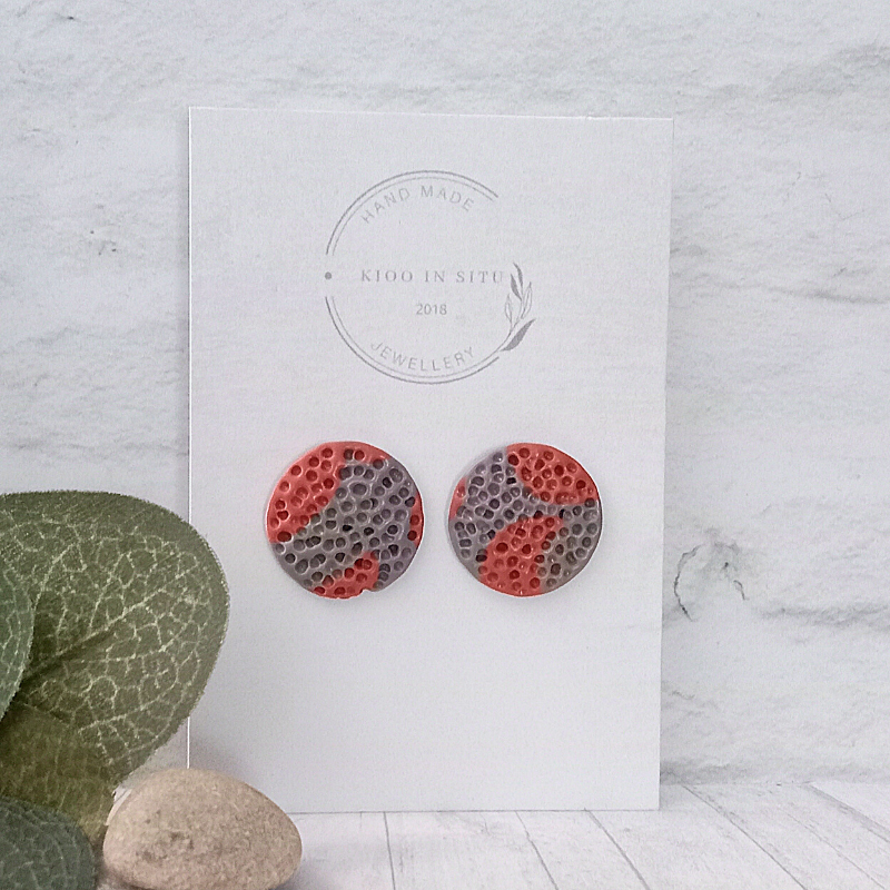 Our exquisite round 18 mm ear studs, in a contemporary two-tone design of grey and rust brown, will add a unique touch to your look
